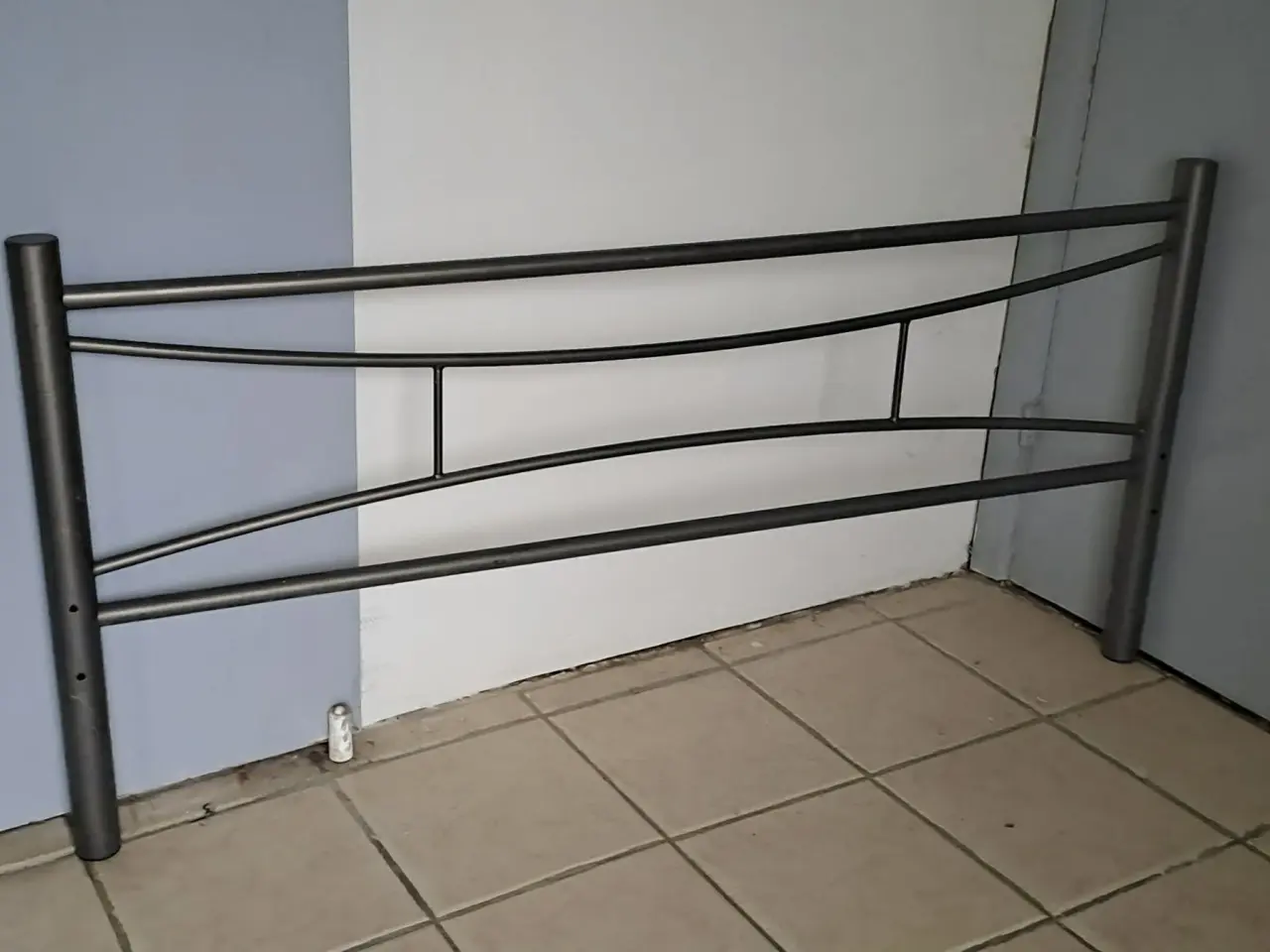 Billede 2 - Sengeramme i gråt metal