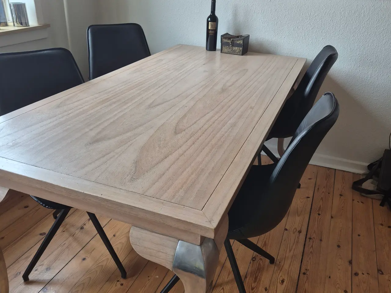 Billede 3 - Spisebord I massivt træ