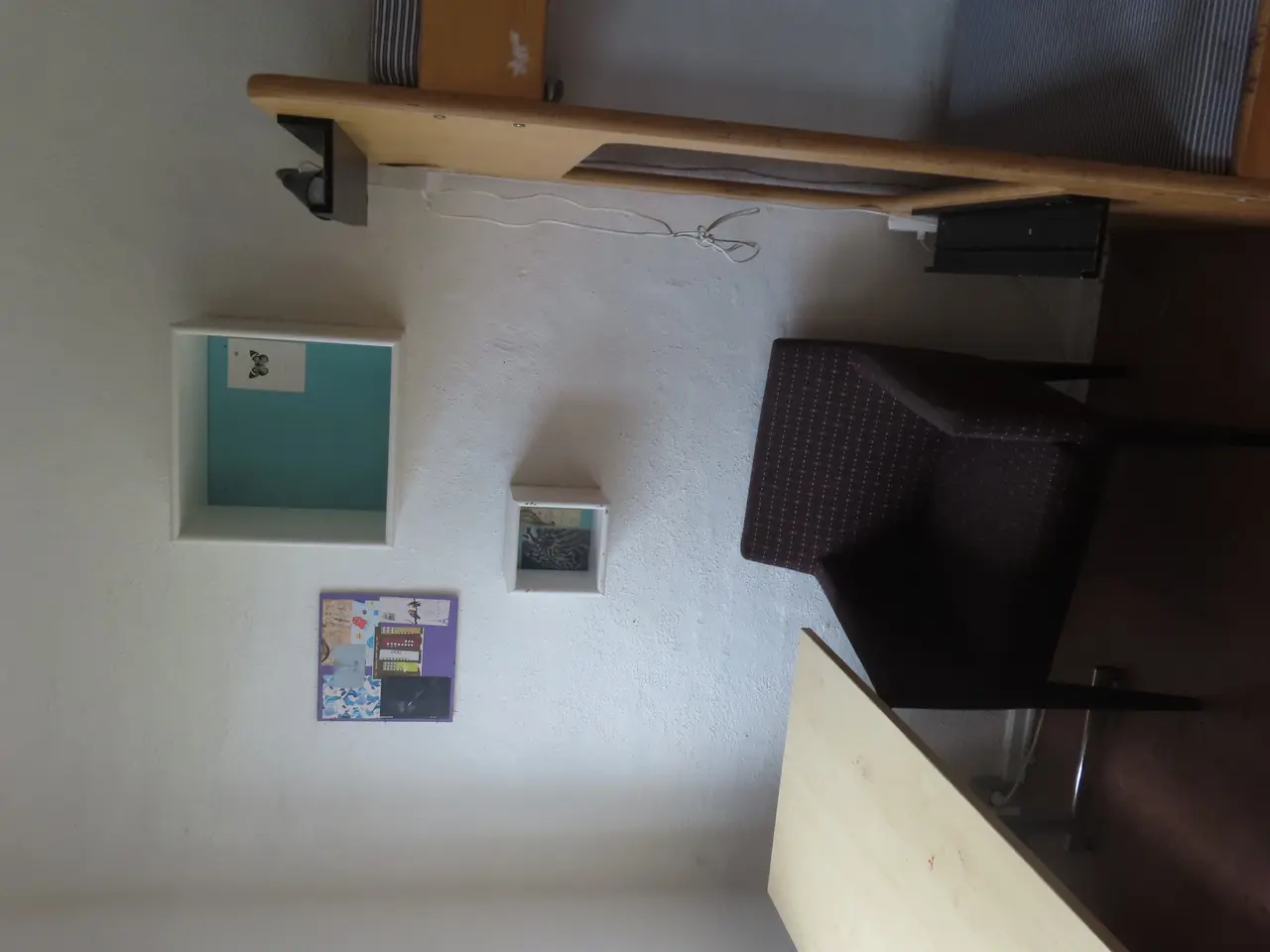 Billede 3 - Indhold på værelse af bord, køjeseng, skab mv.