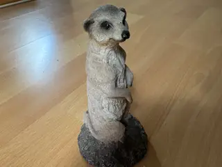 Surikatfigur på sokkel
