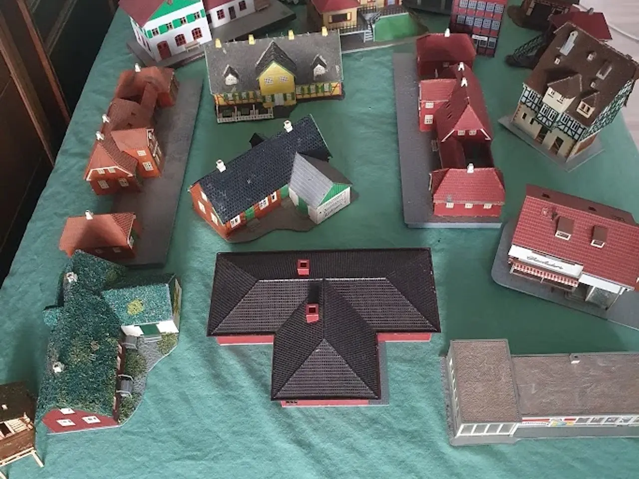 Billede 12 - Modeltog HO - lokomotiver - vogne - skinner - huse