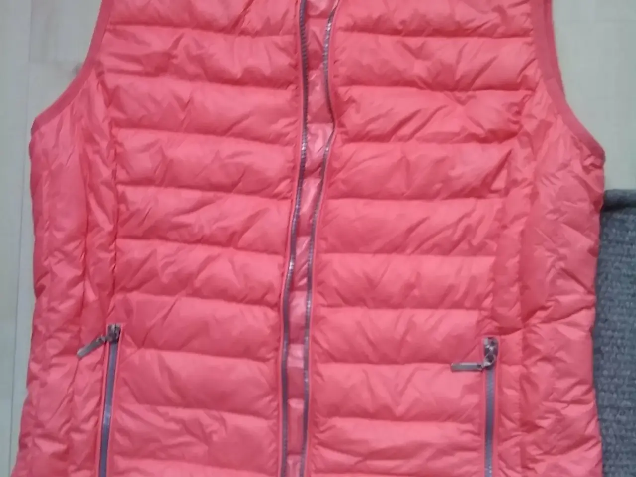 Billede 1 - Dun vest.  Mærke Therese