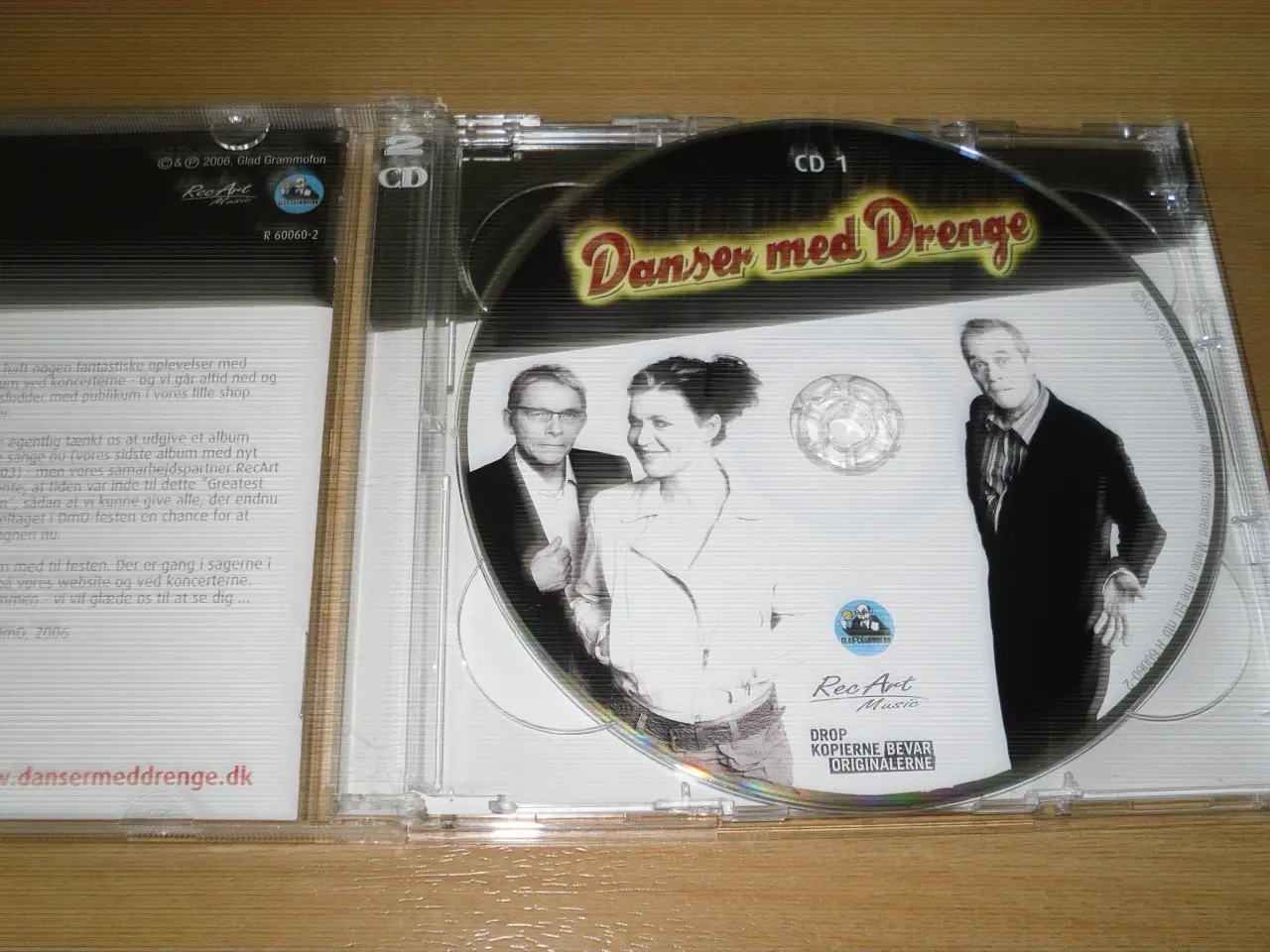 Billede 2 - Danser med drenge. VORES BEDSTE. Boks.