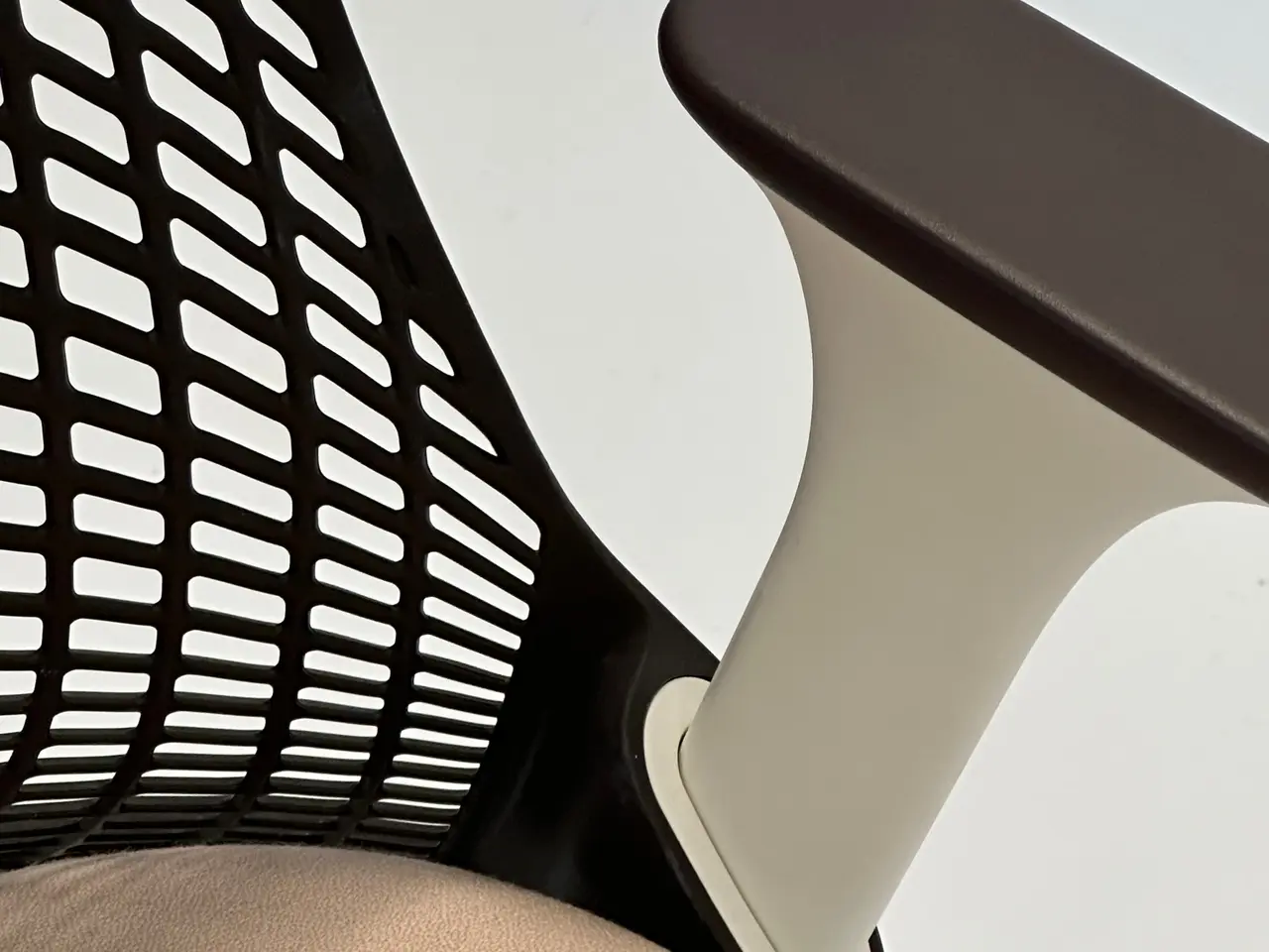 Billede 8 - Herman Miller SAYL Kontorstol – Lyserød/Brun/Krom Stel