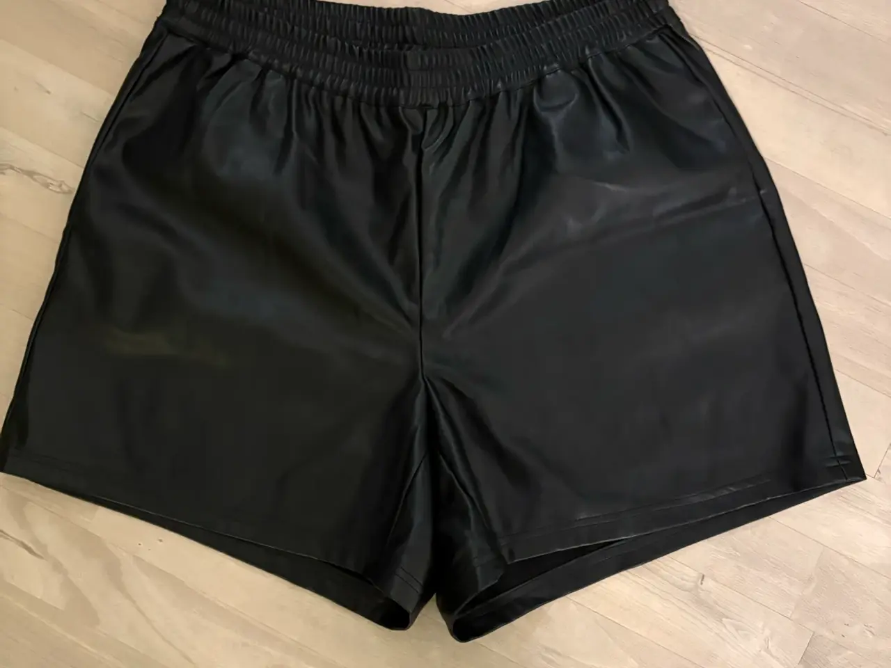 Billede 1 - Smarte sorte shorts i imiteret læder i str. 44