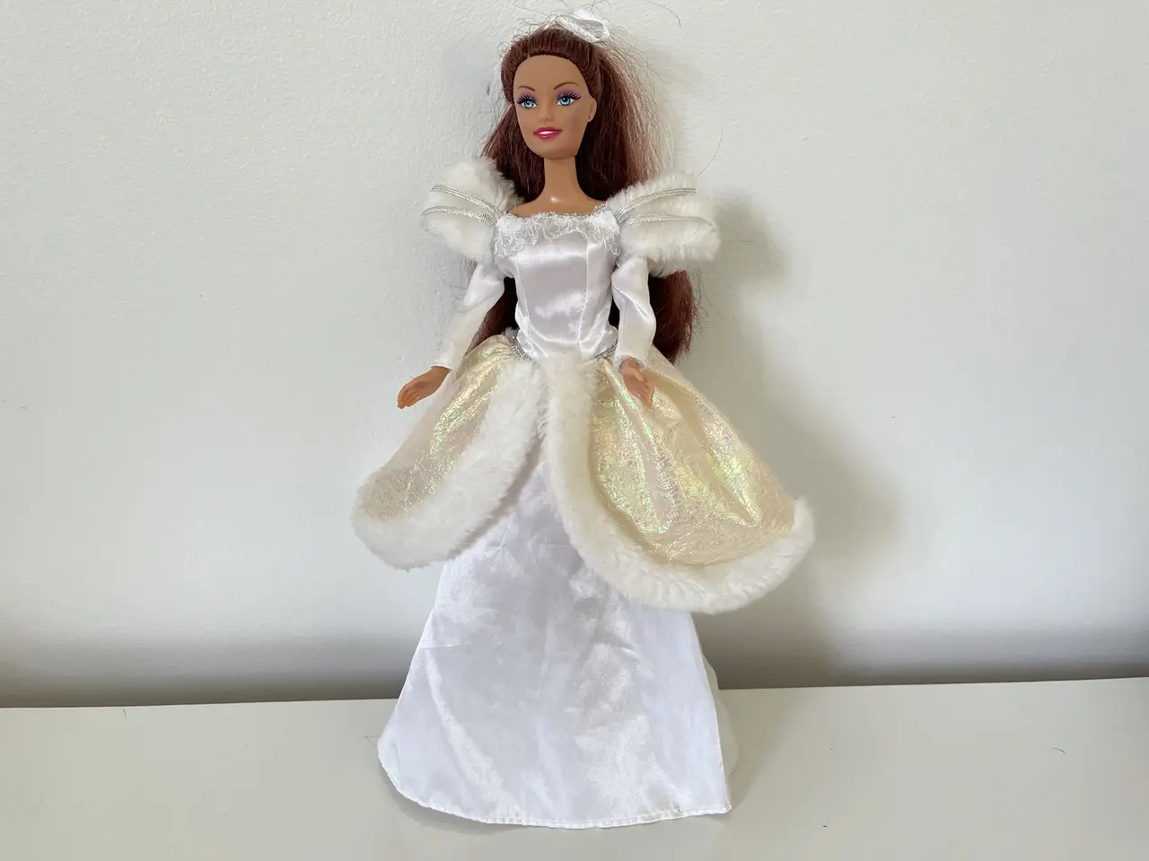 Billede 3 - Barbie dukke i hvid kjole
