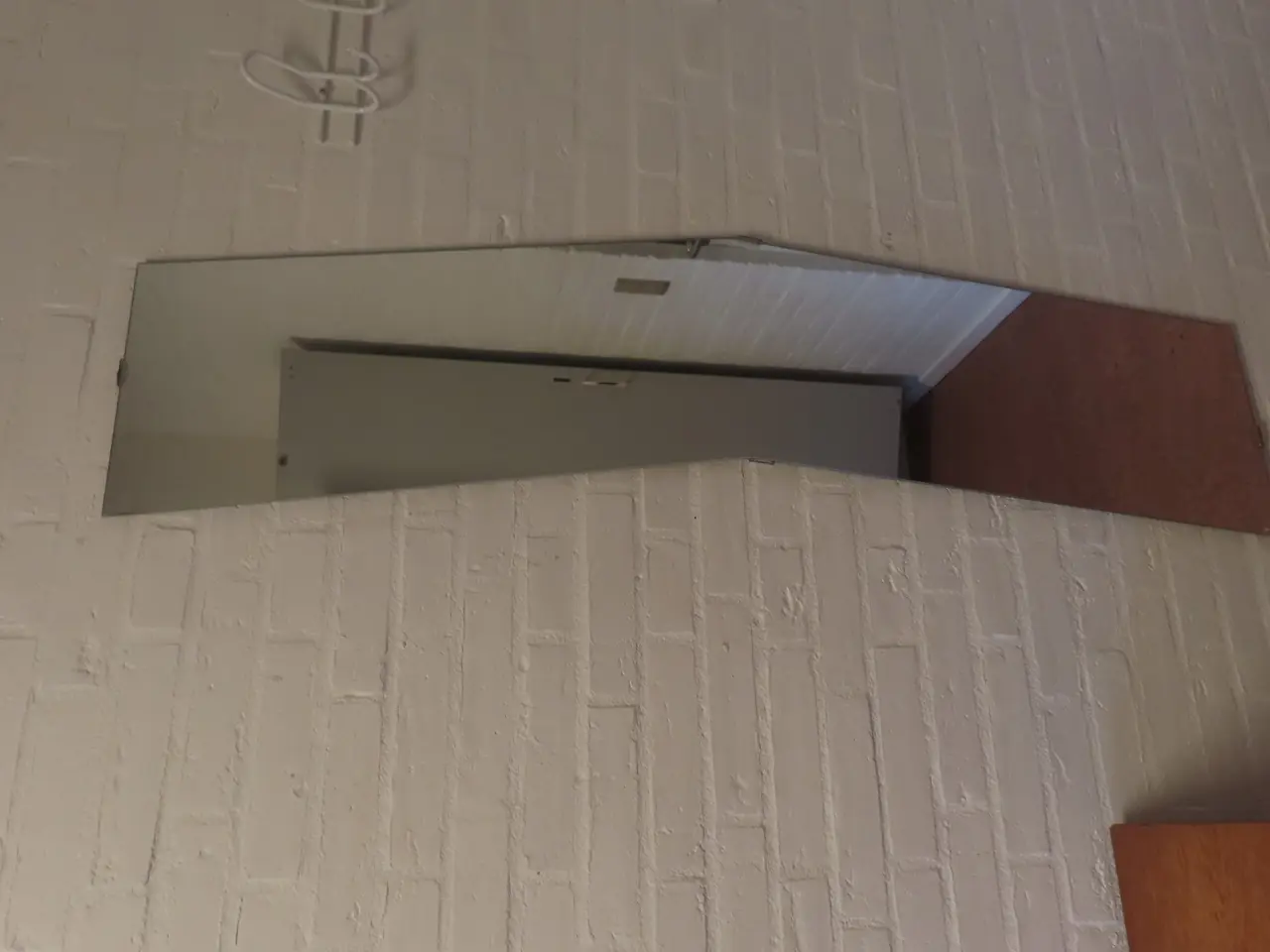 Billede 5 - Indhold på værelse af bord, køjeseng, skab mv.