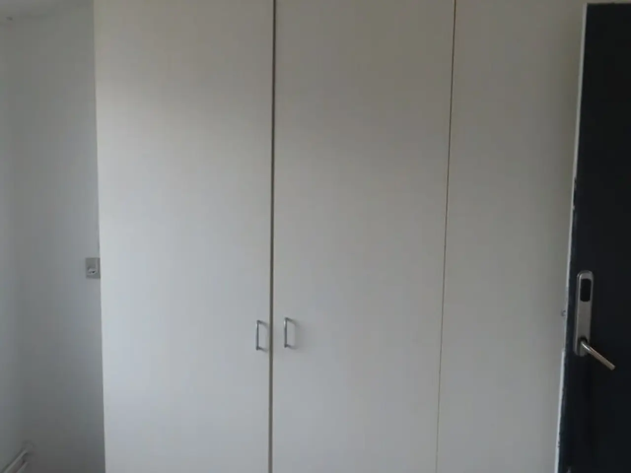 Billede 5 - Indhold på værelse af bord, seng, skab mv.