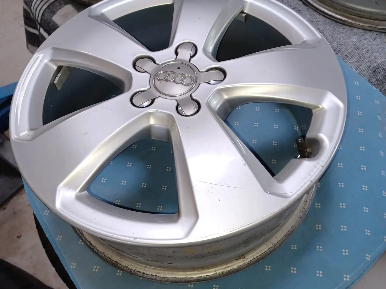 Billede 3 - Audi 17" alufælge.