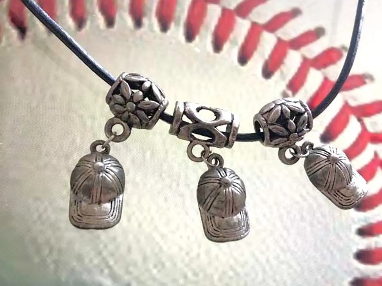 Billede 7 - ØRERINGE med BASEBALLKASKETTER - softball - cap
