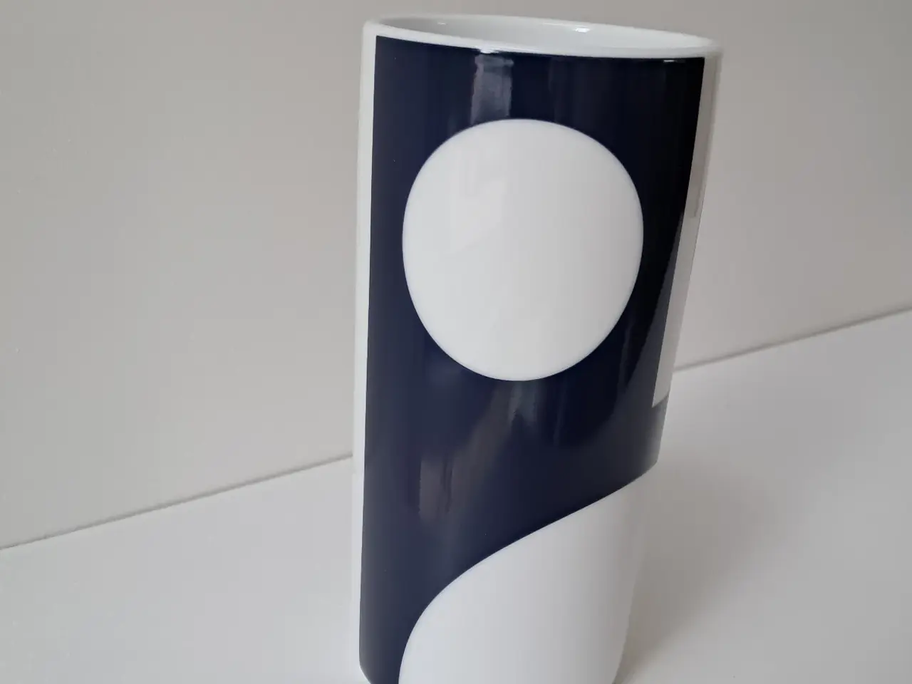 Billede 2 - Verner Panton vase mørkeblåblå og hvid.