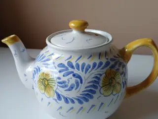 Tekande porcelæn hvid med blå og gule blomster