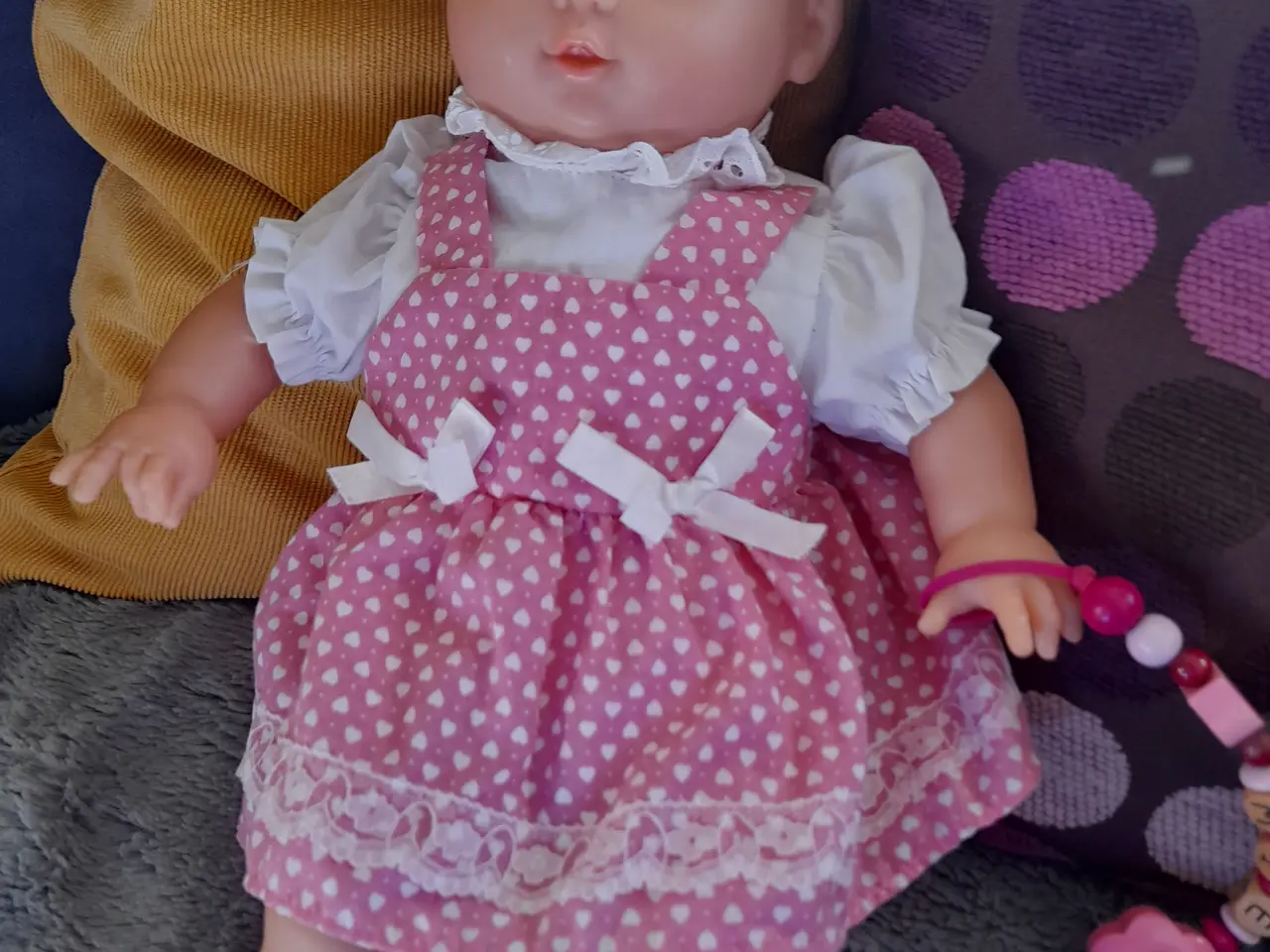 Billede 2 - Babydukke 35 cm med 12 dele tilbehør.