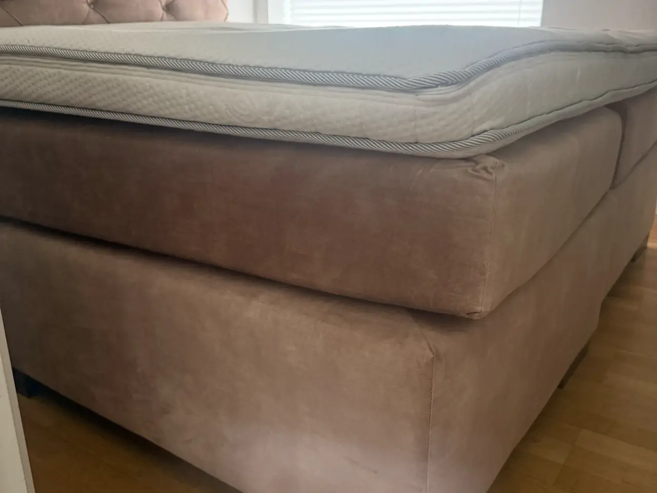 Billede 2 - PRIS: 7.000 kr i alt.Seng top-madra+opbevaringbox