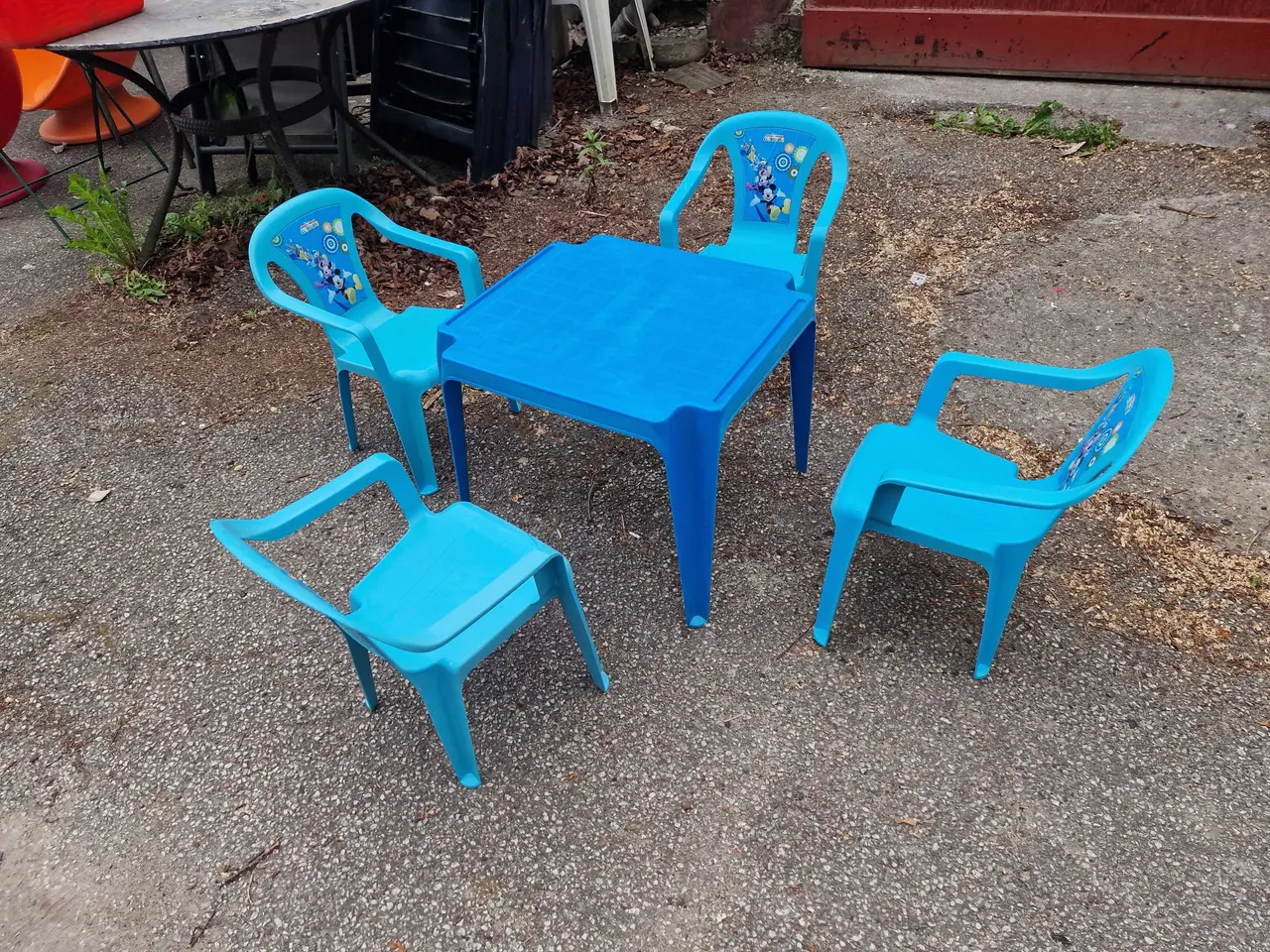 Billede 1 - IKEA TRONES børnestole og bord i blå plast med