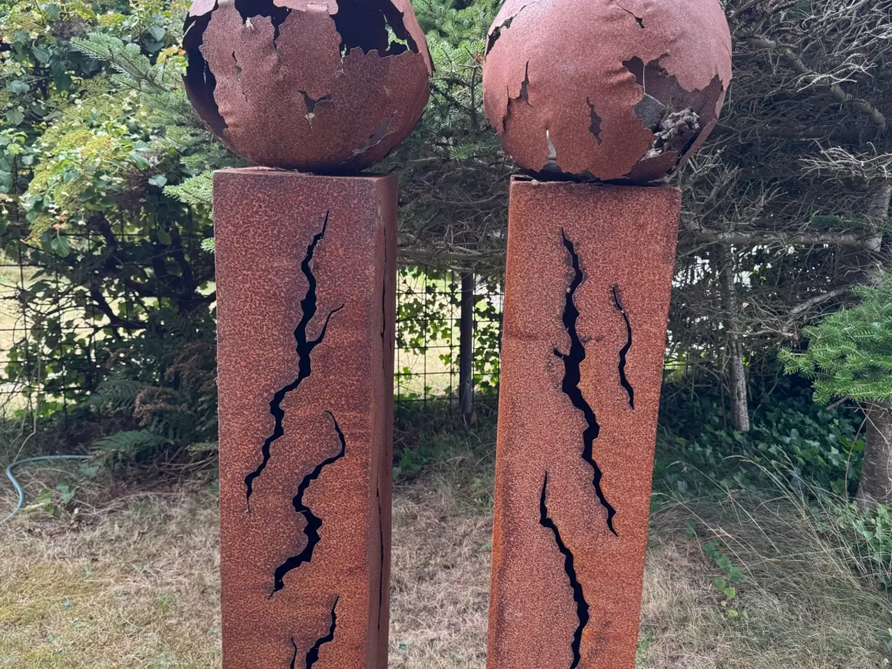 Billede 1 - Corten søjler med kugler øverst