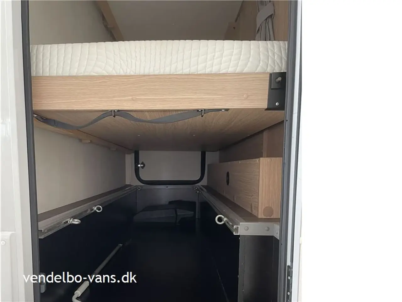 Billede 8 - 2019 - SunLight A 68 EN EJERS - Praktisk familecamper med køjer, 6 sele -og sovepladser - variabel garage