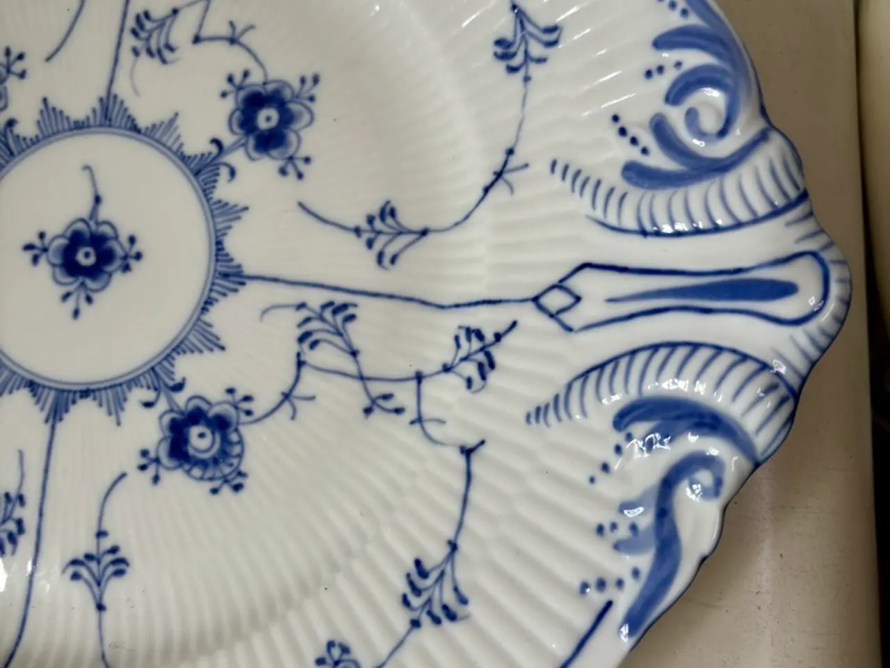 Billede 3 - Royal Copenhagen, musselmalet riflet kagefad