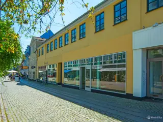 Særdeles synligt lejemål med bred facade midt i gå-gaden