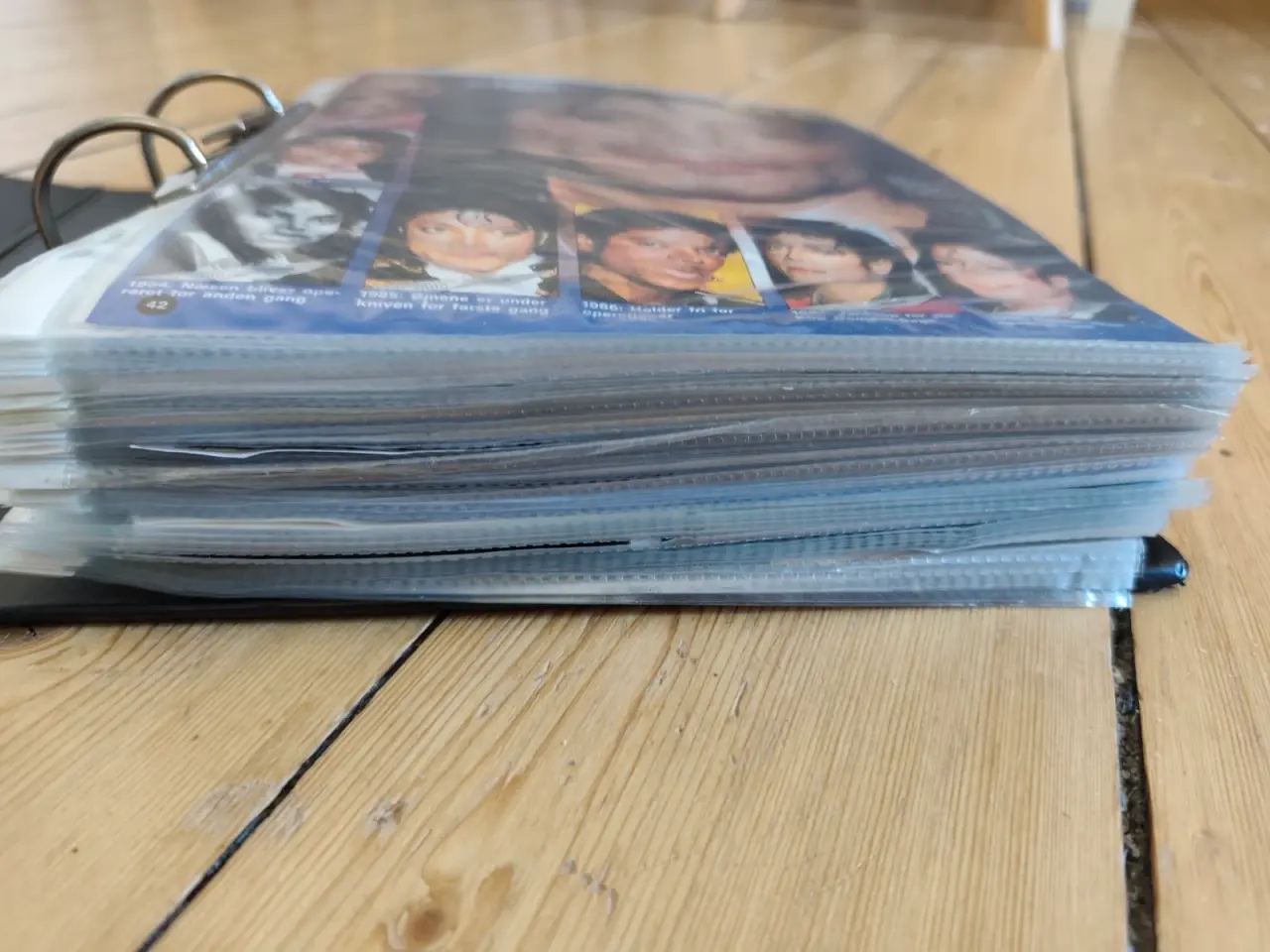 Billede 2 - Stor sort ringbind med Michael Jackson