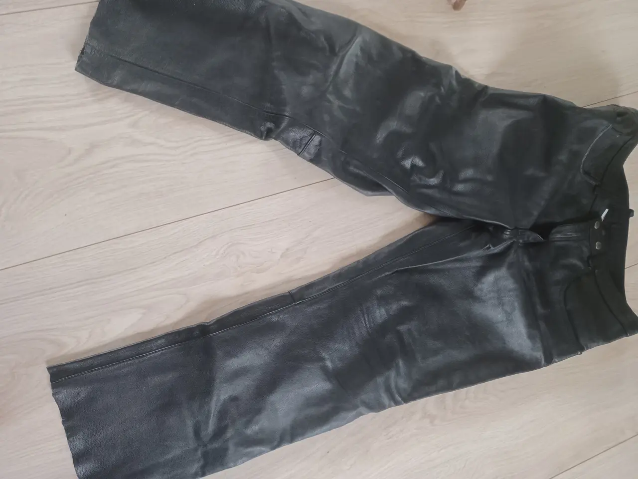 Billede 3 - Sorte læderbukser (56) svarer til ca 98 cm 