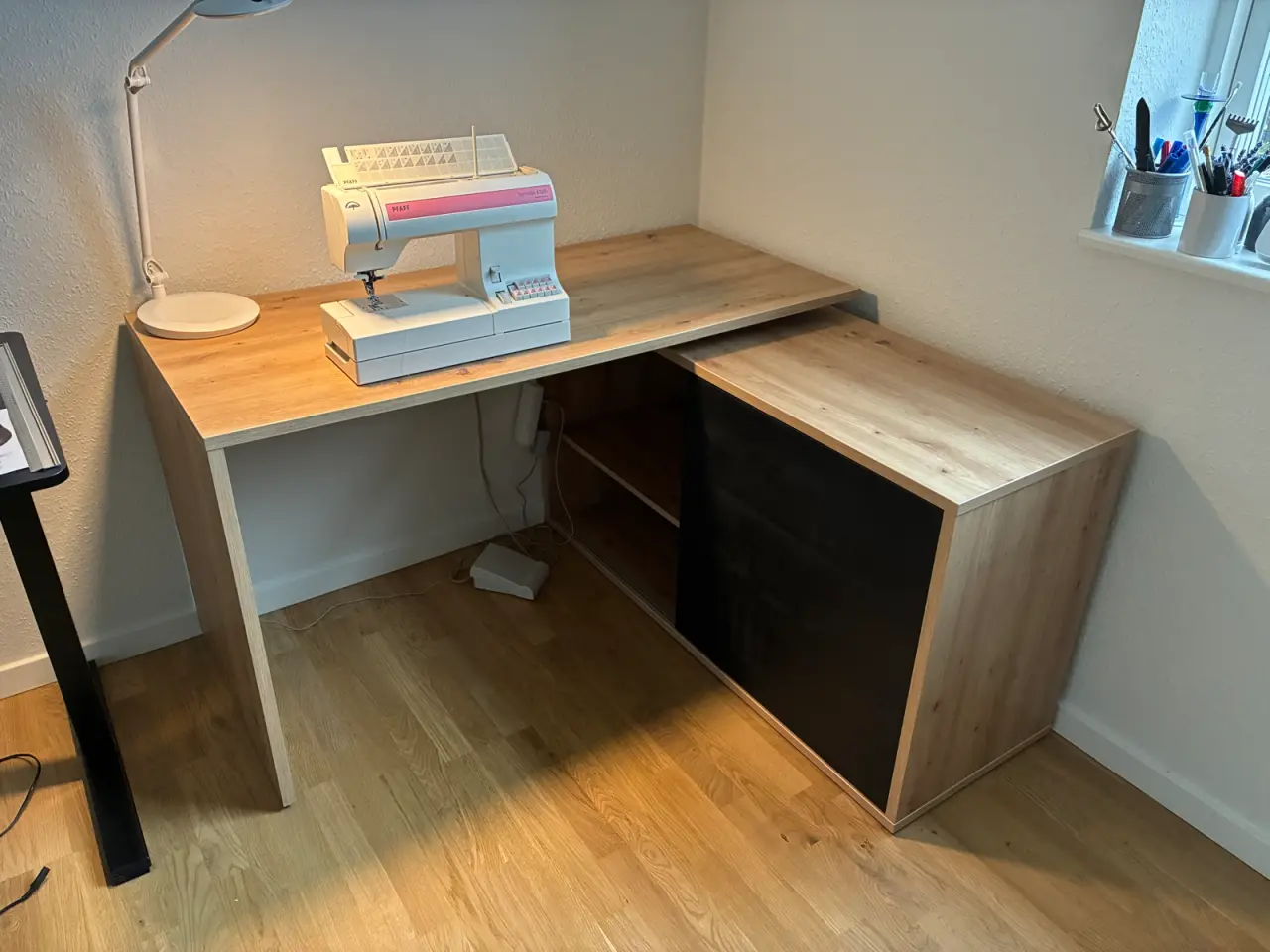 Billede 1 - Skrivebord i eg laminat