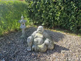 Granit Buddha og Laterne