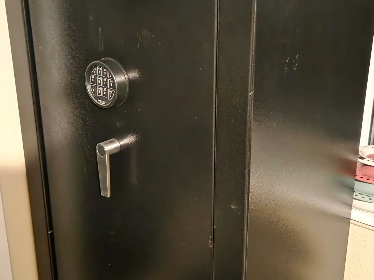 Billede 1 - Lækkert våben skab