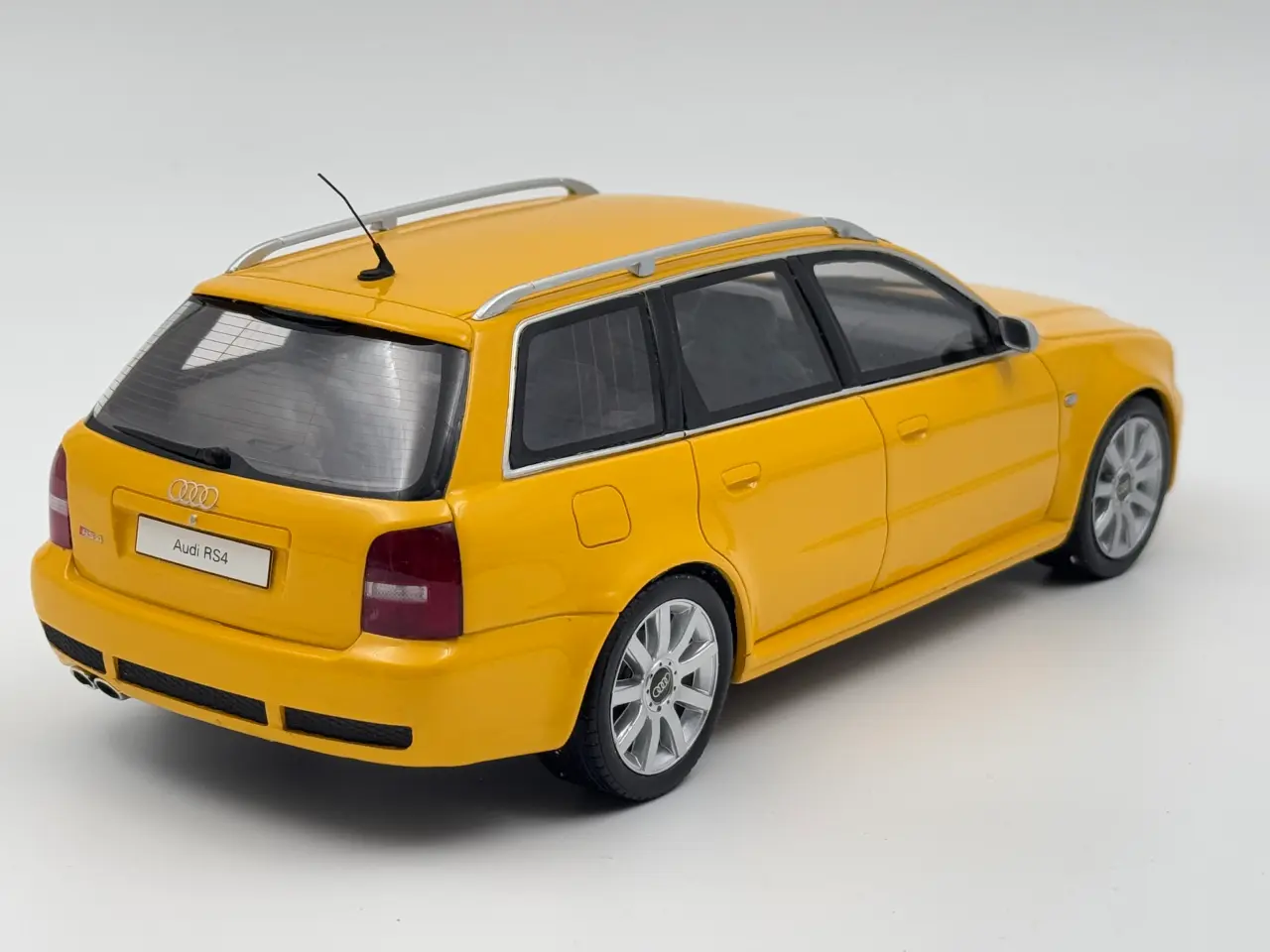 Billede 3 - 1999 Audi RS4 Avant (B5) Imola Yellow - 1:18