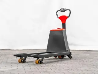 ForkLion PRO El-palleløfter med støttehjul, 1500 kg kapacitet, inkl. batteri og oplader