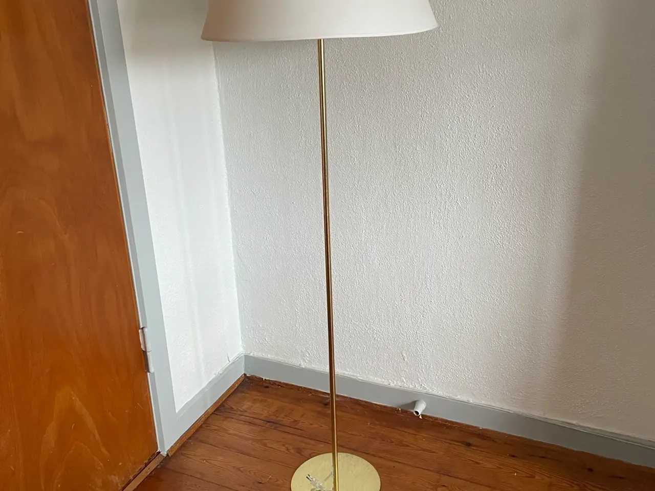 Billede 1 - Gulvlampe i guld og hvid