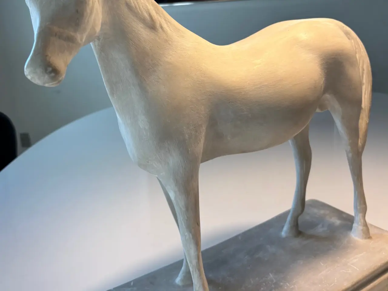 Billede 2 - Stor statue af flot hest udført i gips
