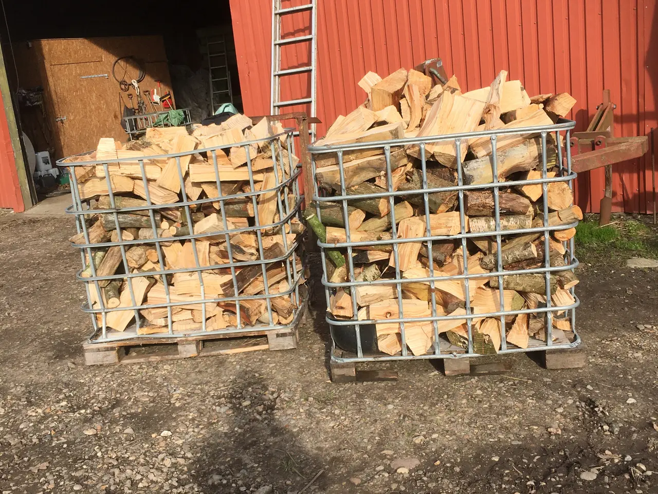 Billede 1 - Tørt blandet træ i bur.