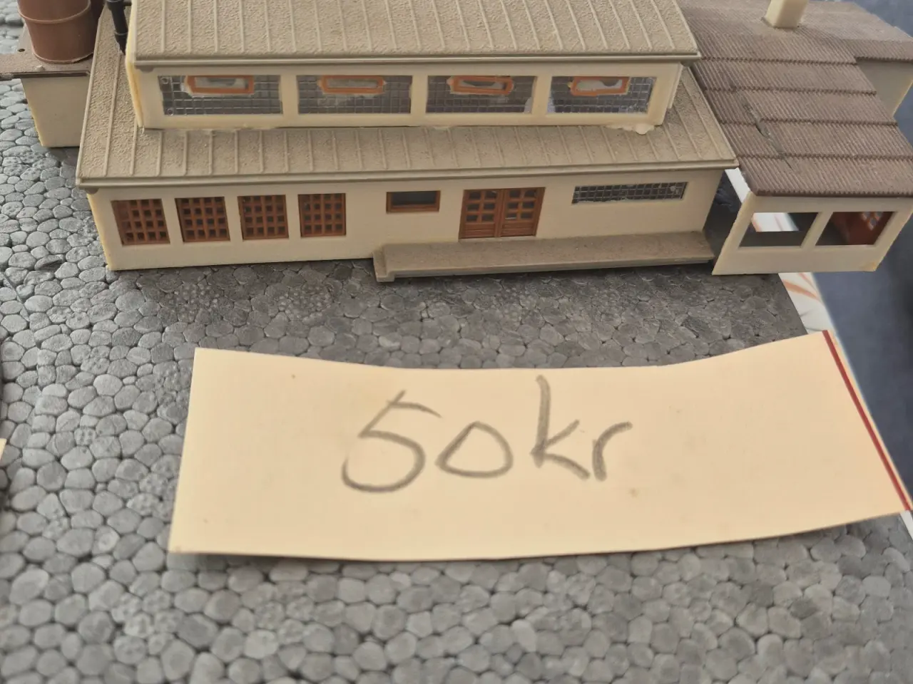 Billede 4 - Forskellige modelhuse og 1 lokomotiv