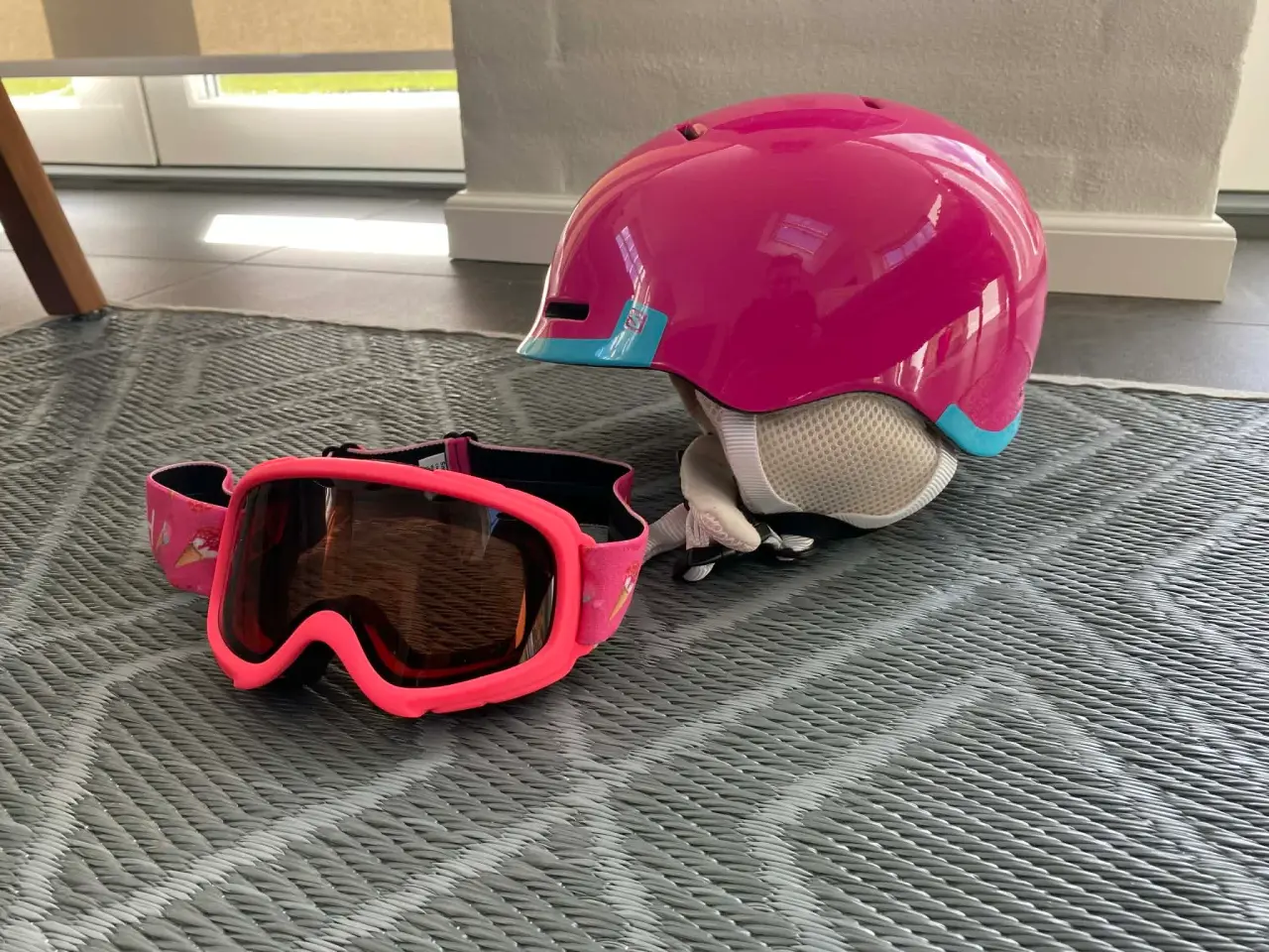 Billede 1 - Salomon skihjelm og skibriller til barn