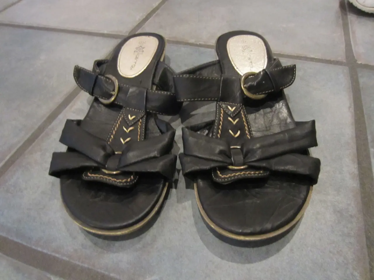 Billede 3 - Fine sorte sandaler i str. 39