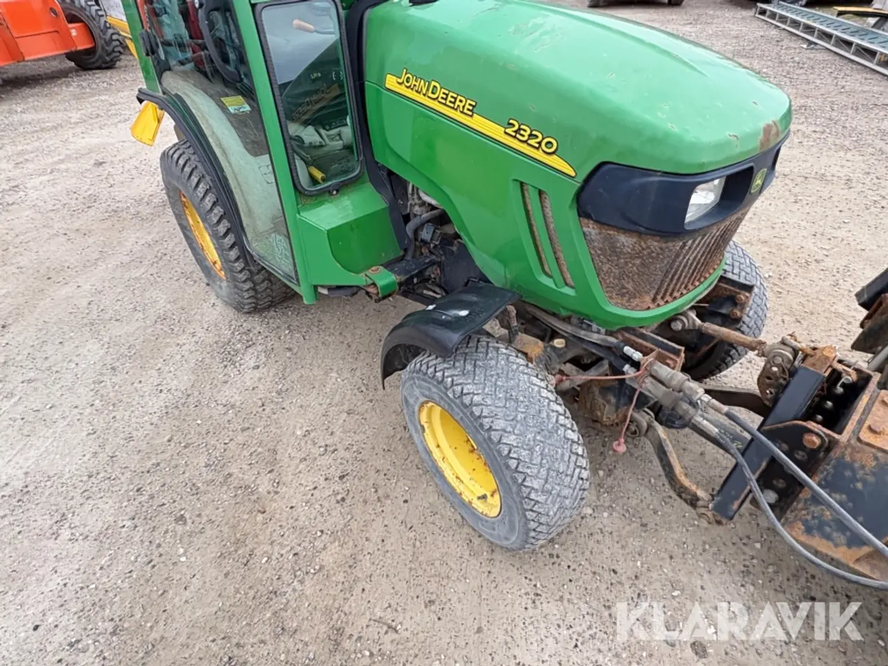 Billede 11 - Traktor John Deere 2320 med kost og spreder