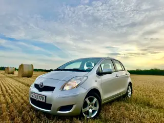 TOYOTA YARIS 1.3 5-DØRS • 153 tusinde km 