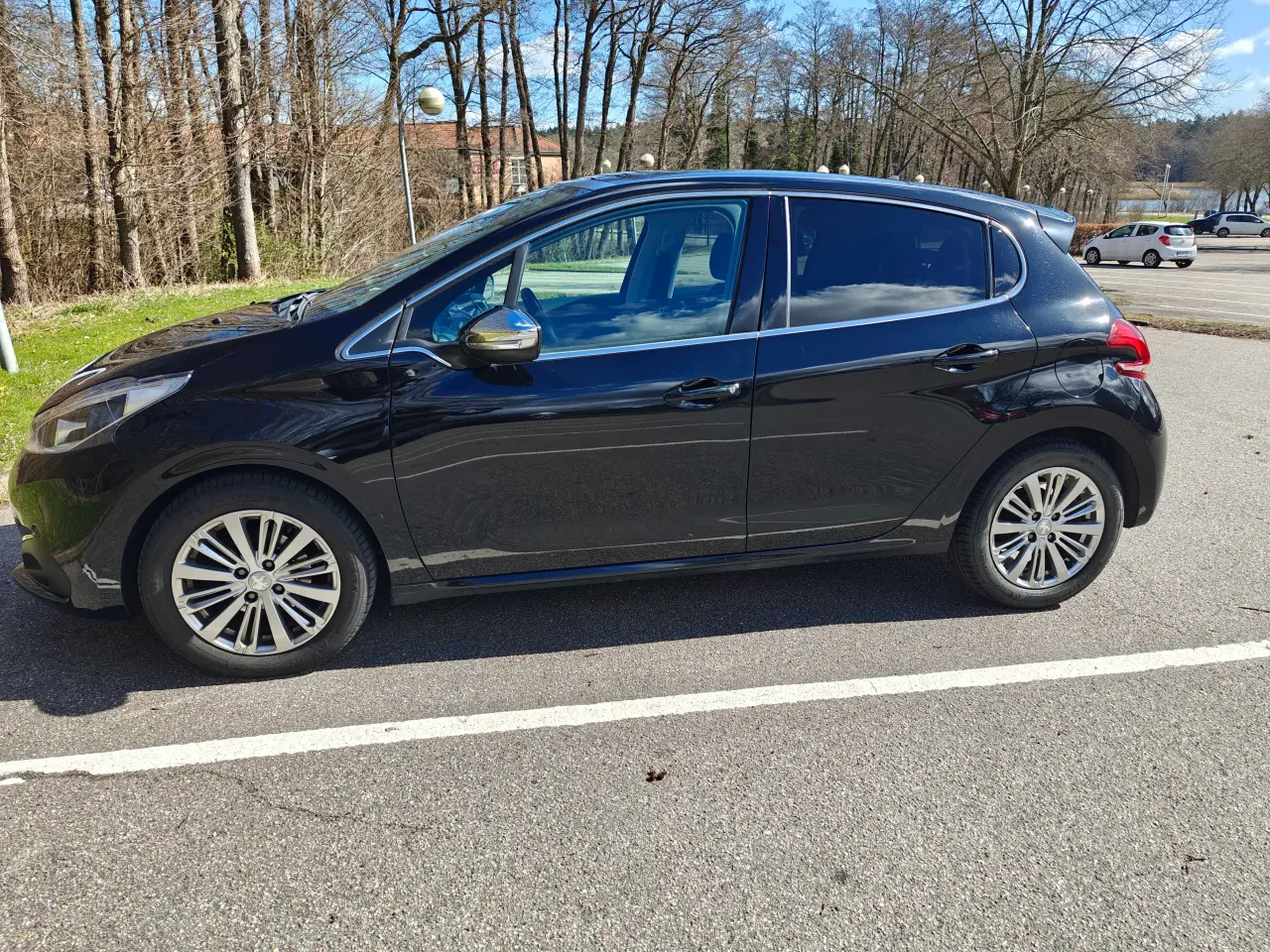 Billede 4 - Pæn og velholdt Peugeot 208