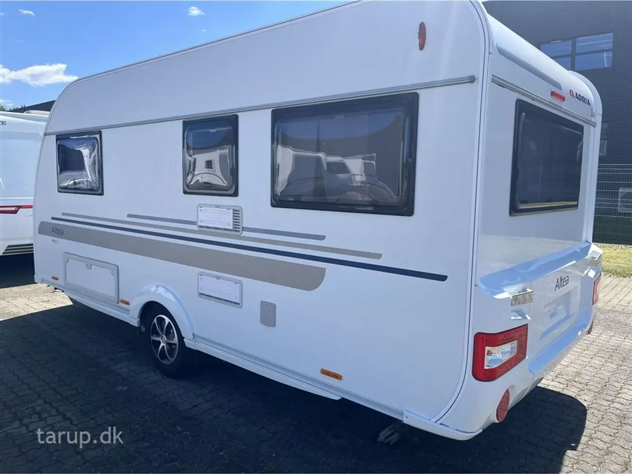 Billede 2 - 2016 - Adria Altea 472 PU Fortelt: Ventura D300, Truma mover, rundsiddegruppe, aircon., DuoControl, el-gulv-varme, køleskab m/ fryser, gulvtæpper, fransk dobbeltseng