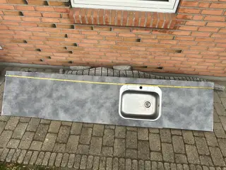 Grå laminatbrodplade med underlimet 50 cm vask