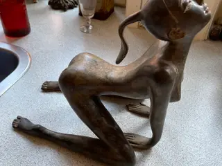 Bronze kvindefigur