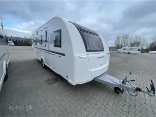 2020 - Adria Adora 573 PT Supreme edition Adria Adora 573 PT Supreme Edition årg. 2020 7 sovepladser, 5 siddepladser. Køjer, dobbeltseng, rundsiddegruppe, mover, solceller
