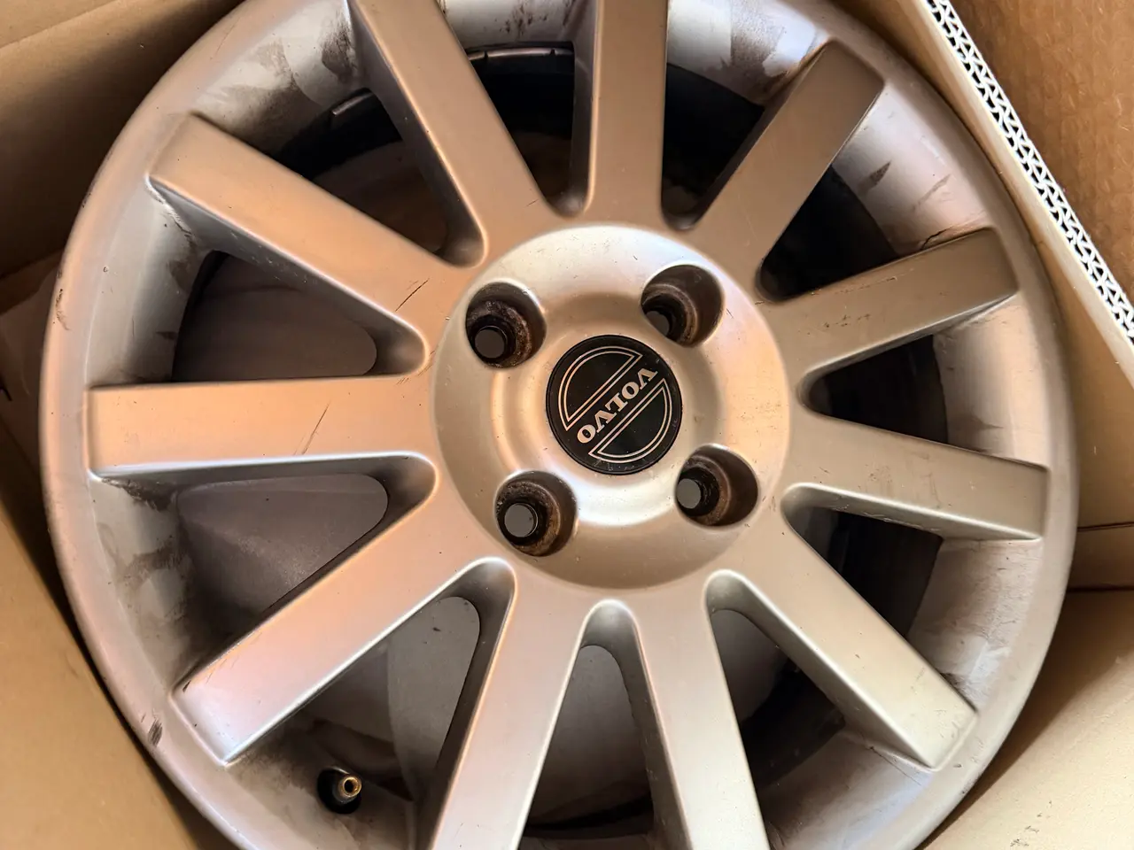 Billede 2 - 4 originale Volvo Ares 16” alufælge - siddet på en