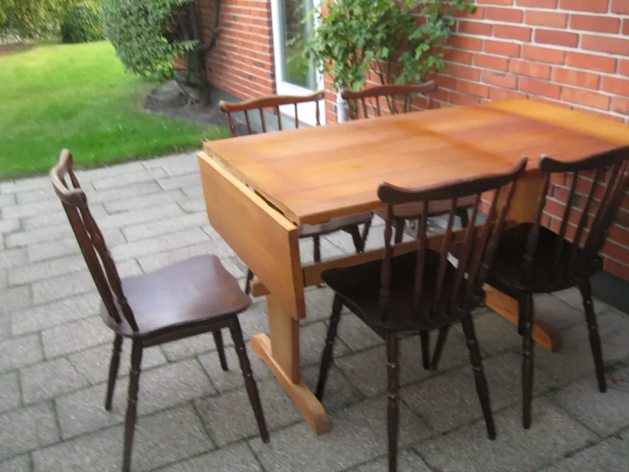 Billede 1 - Spisebord massivt+5 Farstrup pindestole BYD