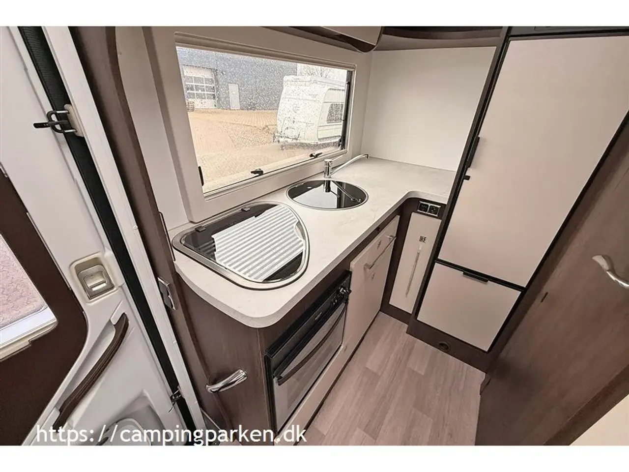 Billede 8 - 2021 - Benimar   Kort autocamper med stor siddegruppe, totallængde kun 5,99 m.