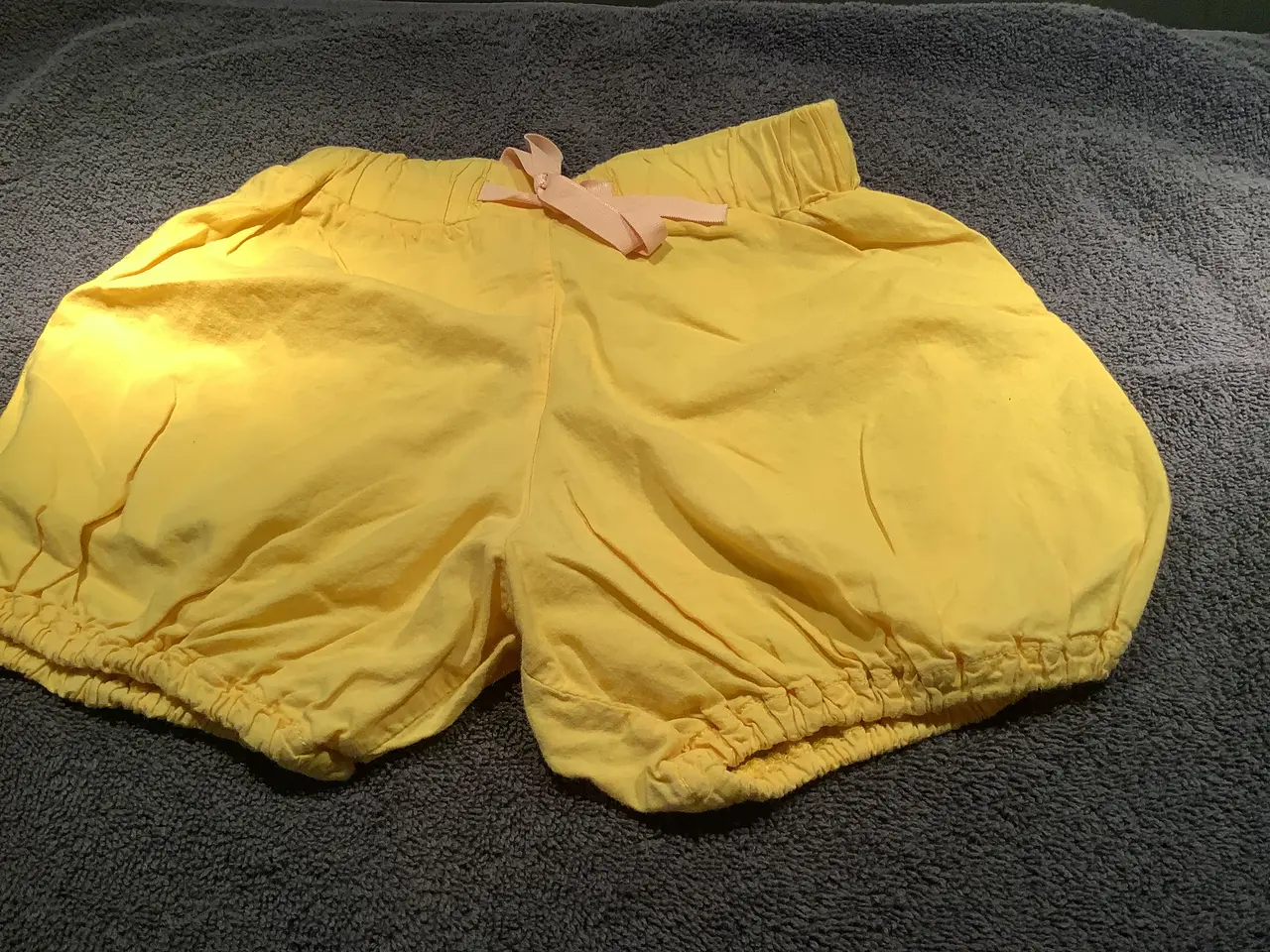 Billede 4 - Helt nye Gro gule shorts str. 74 pige