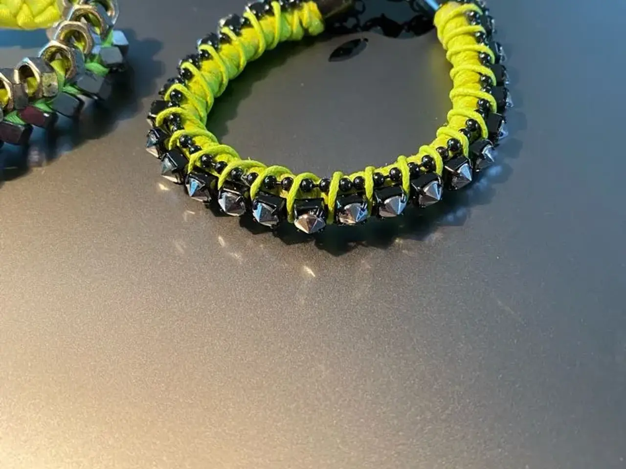 Billede 5 - Flotte gule armbånd