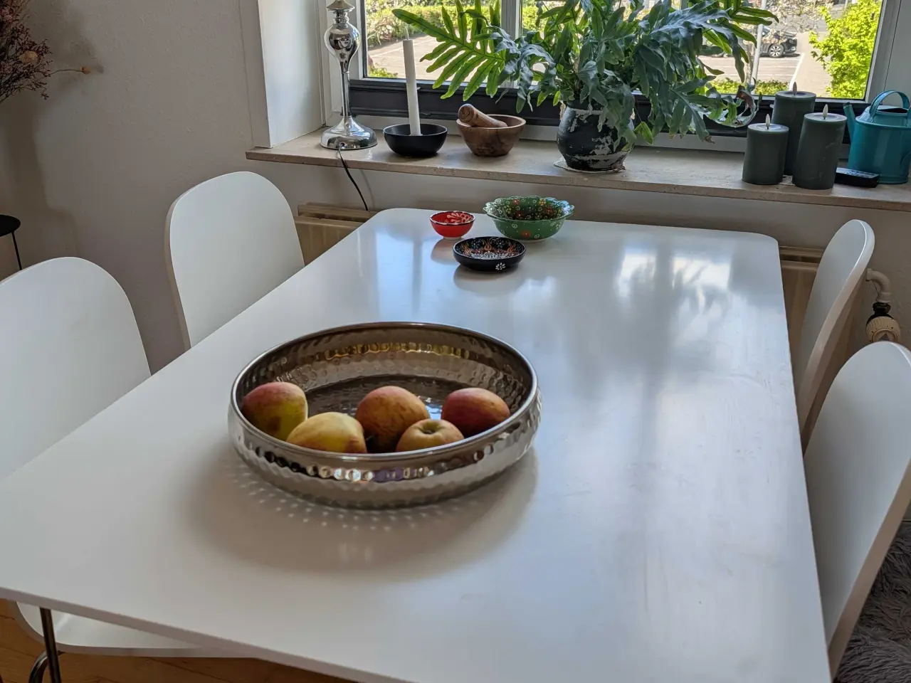 Billede 2 - Hvidt sofabord med 4 stole
