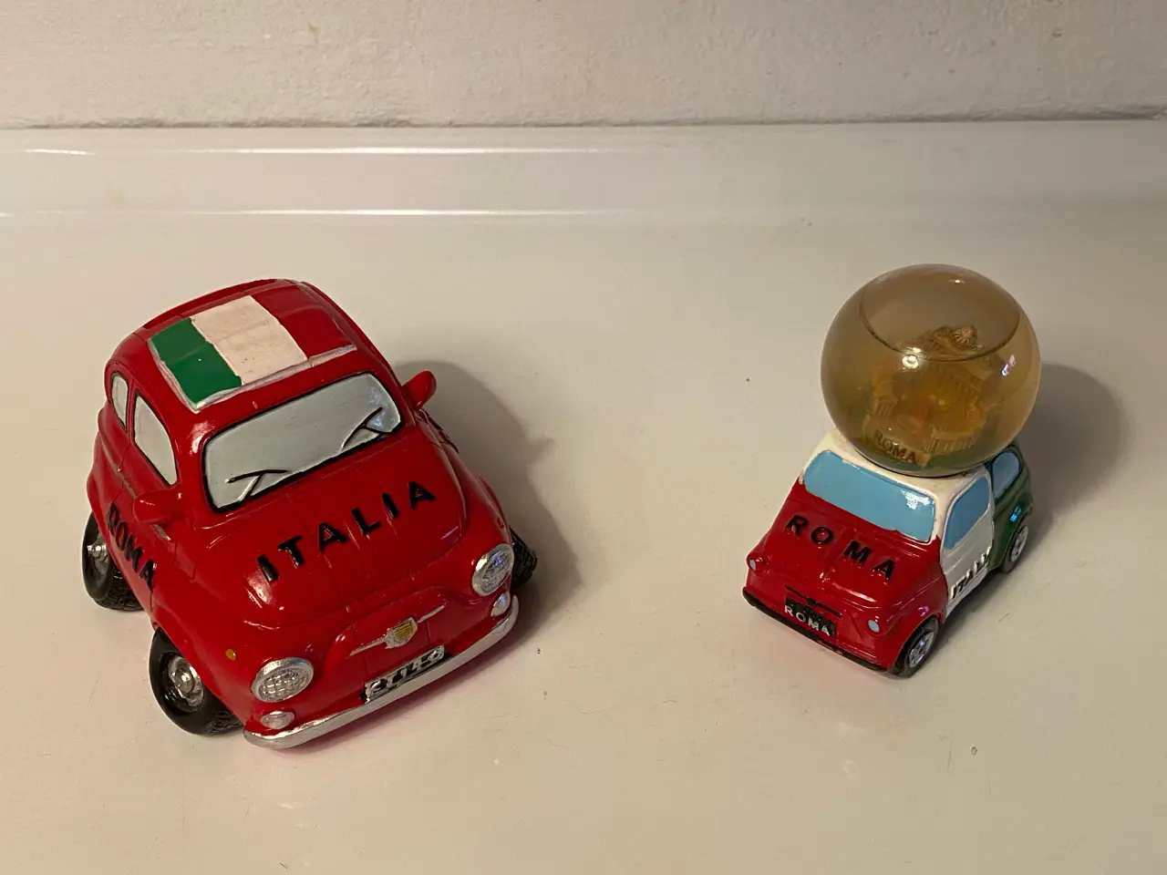 Billede 1 - 2 Røde Fiat 500 Roma legetøjsbiler, nye, kr. 75,-